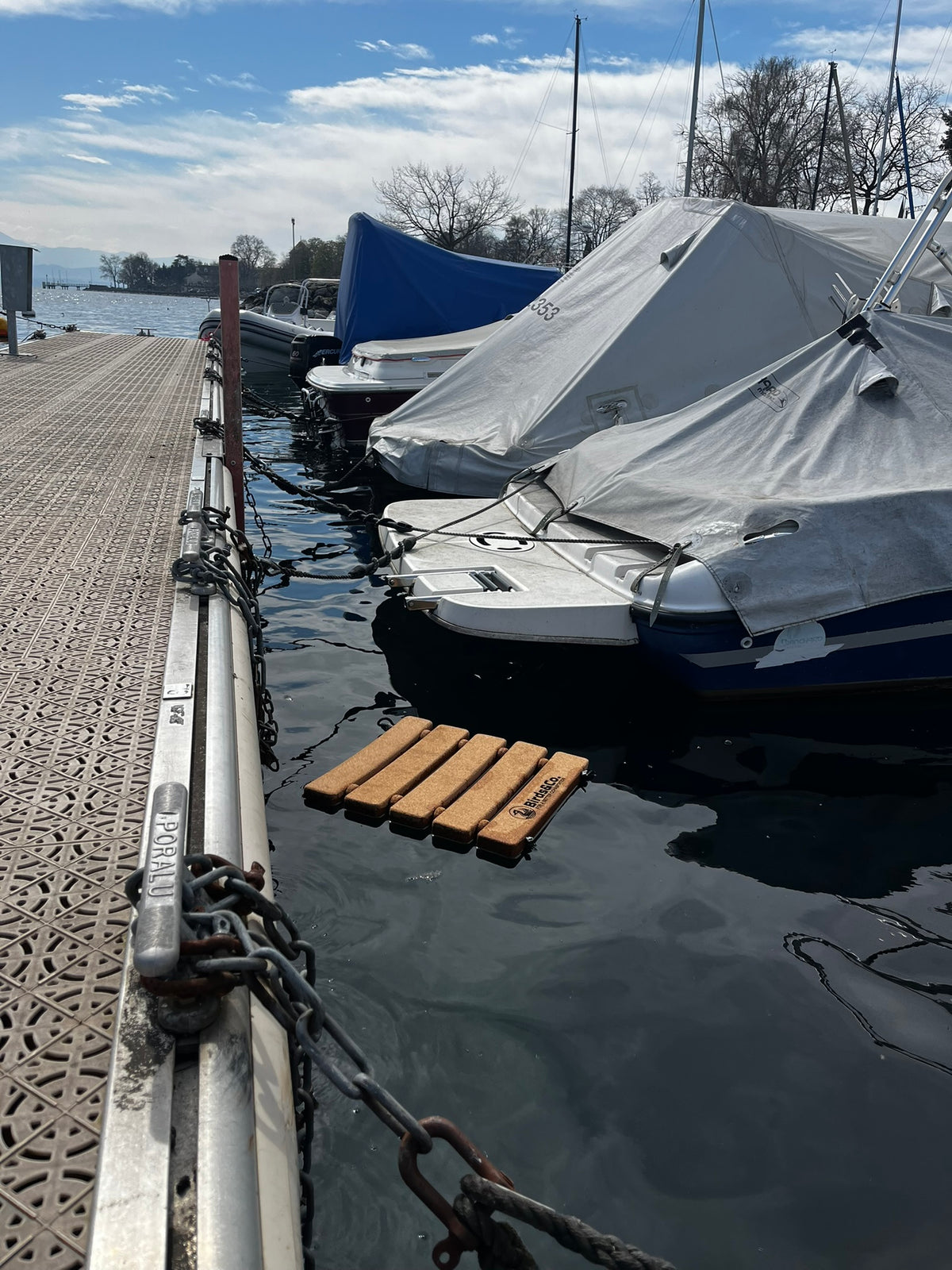 Plateforme amarrée au ponton, à quelques mètres d'un bateau